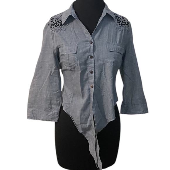 Papaya Women's‎ Light Blue Button Down Shirt, Size Large - Picture 2 of 10